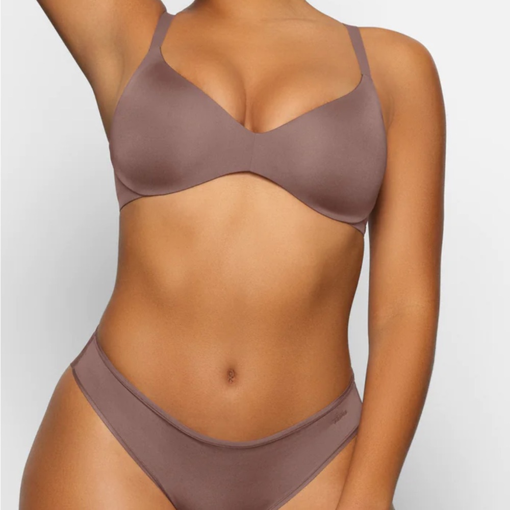 NWT SKIMS WIRELESS FORM PUSH UP PLUNGE BRA IN UMBER 38C